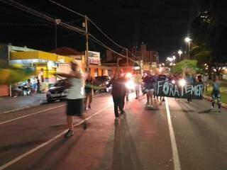 Protesto se estendeu pela principal avenida de Campo Grande nesta noite. (Foto: Kleber Clajus)