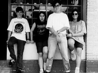 Foto tirada em 1993, em frente a loja &quot;Rock Show&quot; (Foto: Divulgação)