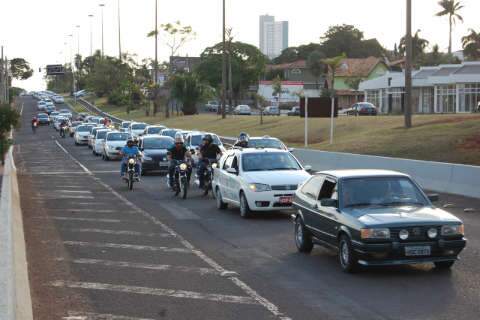  Em cortejo com 200 veículos, taxistas da Capital pedem mais segurança