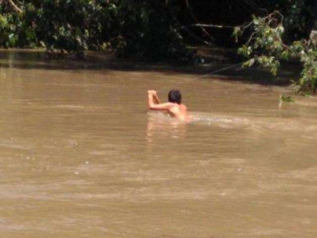 Correnteza arrasta ponte na MS-382 e isola moradores de duas aldeias