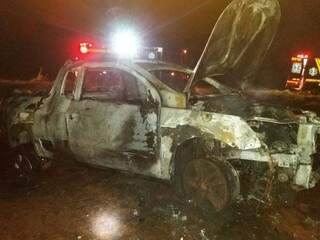 Veículo ficou completamente destruído após sair da pista e pegar fogo. Ocupantes conseguiram fugir a tempo e não ficaram feridos. (Foto: Corpo de Bombeiros/Divulgação)