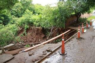 Córrego Bandeira transbordou e destruiu calçada na Vila Maciel (Foto: Cleber Gellio)