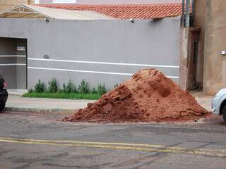 Local foi notificado pela Semadur por deixar terra descoberta na rua. (Foto: Simão Nogueira)
