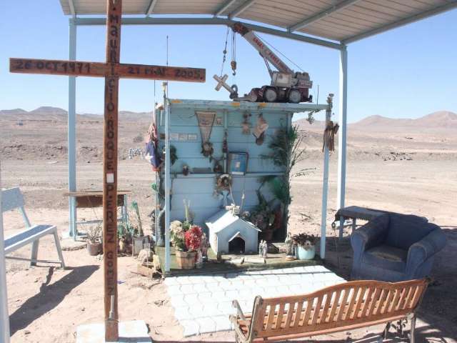 Moradores do Deserto do Atacama homenageiam morto pela estrada  
