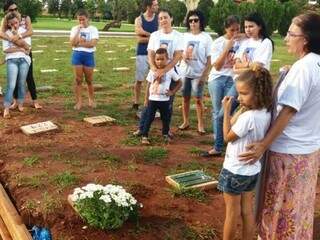 Familiares pediram justiça para o caso durante a homenagem feita no local onde o adolescente foi enterrado
