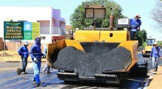 Obras de asfalto e drenagem nos municípios do interior (Foto: Edemir Rodrigues - Governo MS)