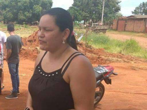 Fam&iacute;lias invadem &aacute;rea particular onde funcionava antigo clube 