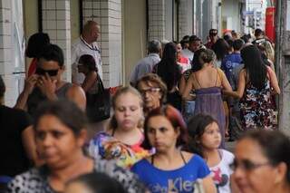 Movimento de consumidores é intenso nos últimos dias no Centro da Capital (Foto: Marcos Ermínio)