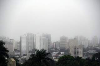 Nevoeiro encobre regiões mais altas da Capital e temperaturas não passam da casa dos 18ºC. (Foto:Marcos Ermínio)