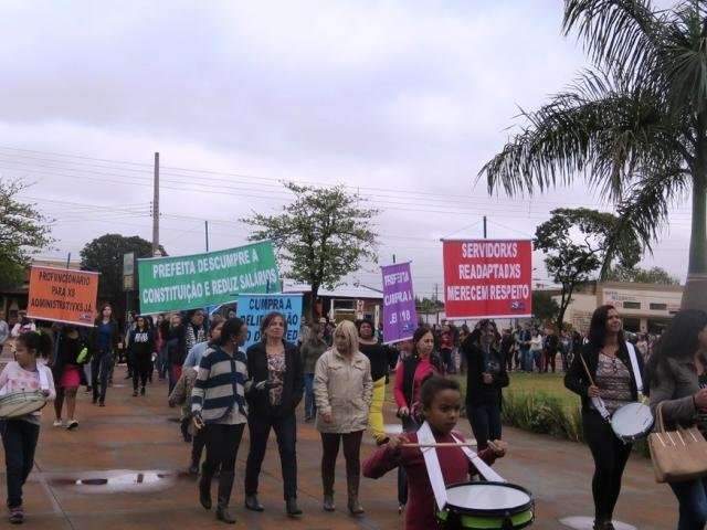 Professores iniciam greve por tempo indeterminado e 30 mil ficam sem aulas