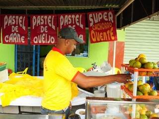 Família de comerciante aproveita o dia de eleição para vender e faturar dinheiro extra (Foto: Rodrigo Pazinato)