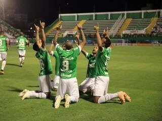 Jogadores rezando após o resultado em campo. (Foto: ChapecoenseFC) 