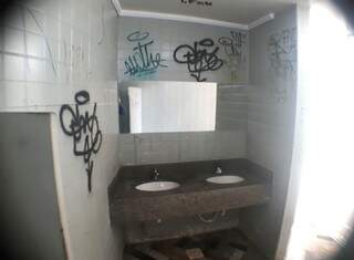 Banheiro masculino pichado no terminal Aero Rancho. (Foto: Saul Schramm)