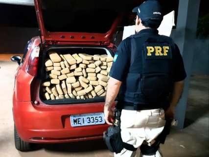 Mato-grossenses s&atilde;o presos com quase meia tonelada de maconha em carro