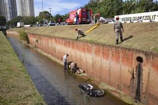Motociclista &eacute; fechado por carro e cai em c&oacute;rrego na Ernesto Geisel