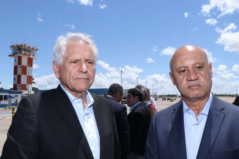 Presidente da Infraero e Carlos Assis (Foto: Henrique Kawaminami)