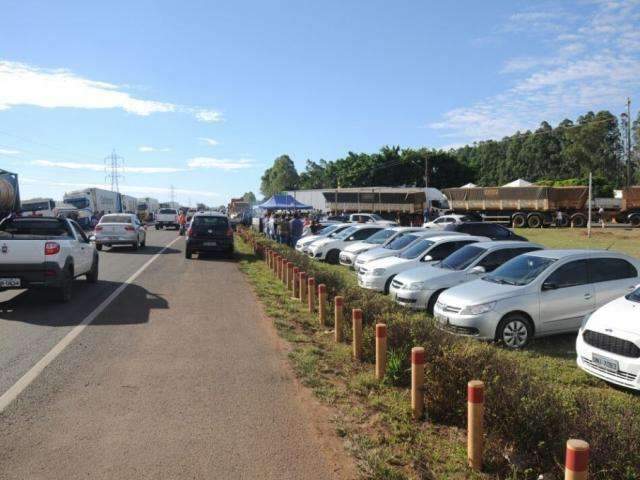 Com churrasco, protesto na BR-163 ganha ades&otilde;es e re&uacute;ne mil pessoas