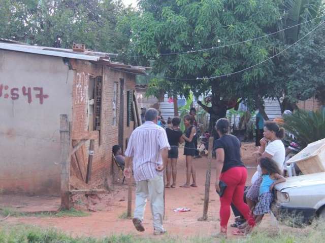 Fam&iacute;lia espera quase 40h para velar corpo de jovem e reclama de descaso