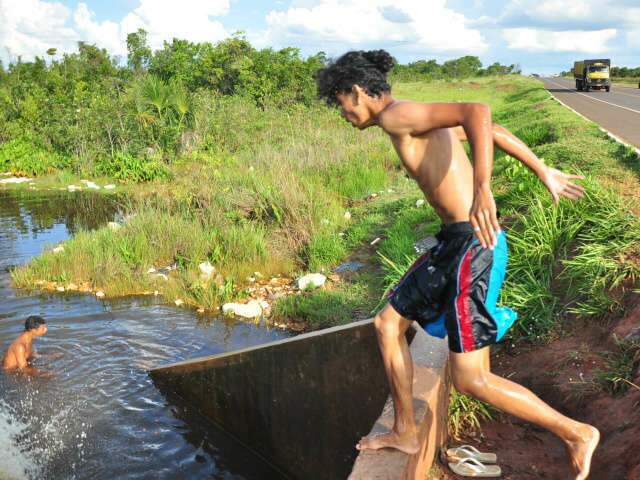  Sem no&ccedil;&atilde;o do perigo, meninos pulam da pista da BR-262 ao c&oacute;rrego