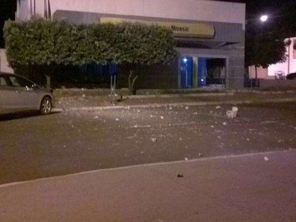 Quadrilha pode ter levado R$ 1 milh&atilde;o em assalto que destruiu banco