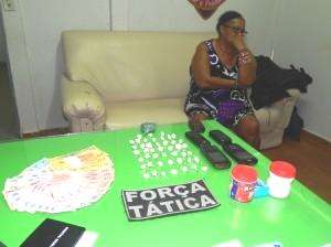 Mulher de 71 anos flagrada com crack e celulares é presa por tráfico de drogas