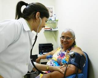 Enfermeira aferindo pressão - paciente Dalva Lima, acompanhamento de hipertensos. - Foto Divulgação