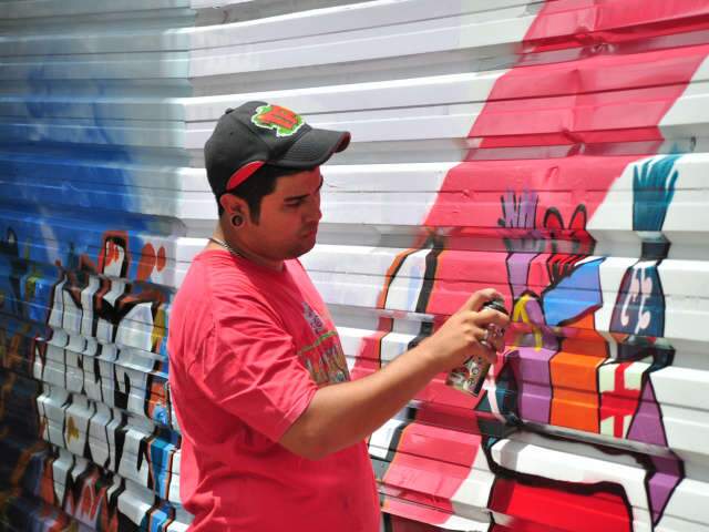  Sem preconceitos, grafiteiros mostram sua arte viva nos tapumes da Pra&ccedil;a 