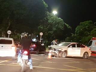 Corolla envolvido em acidente ficou com a frente destruída (Foto: Direto das Ruas)