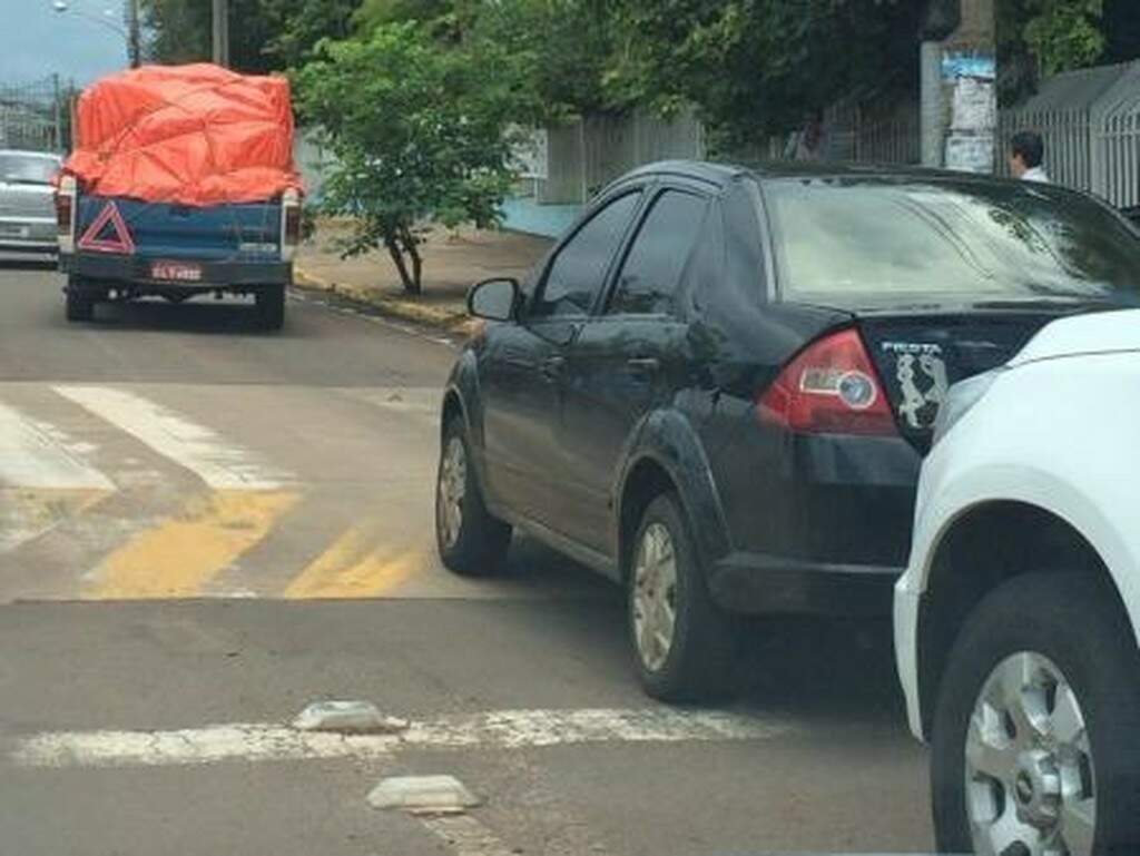 Batida Entre Dois Carros Gera Congestionamento Na Joaquim Murtinho