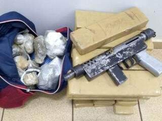 Polícia acha submetralhadora e drogas na casa de jovem de 21 anos Polícia acha submetralhadora e drogas na casa de jovem de 21 anos
