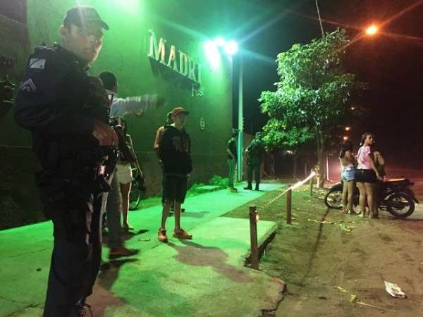 Assaltantes fazem ref&eacute;ns e atiram para o alto em boate