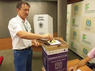 Luiz Simão Staszczak, candidato único a reitor do IFMS, vota na primeira eleição direta da instituição. (Foto: Divulgação/IFMS)