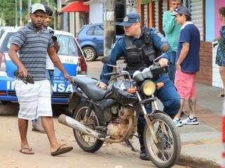 Motorista recolhe motocicleta que a vítima conduzia antes de ser atropelada (Foto: Marina Pacheco) 