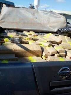 Em caminhonete foram encontrados 1.480 kg de maconha. (Foto: Divulgação / PMR Amambai)