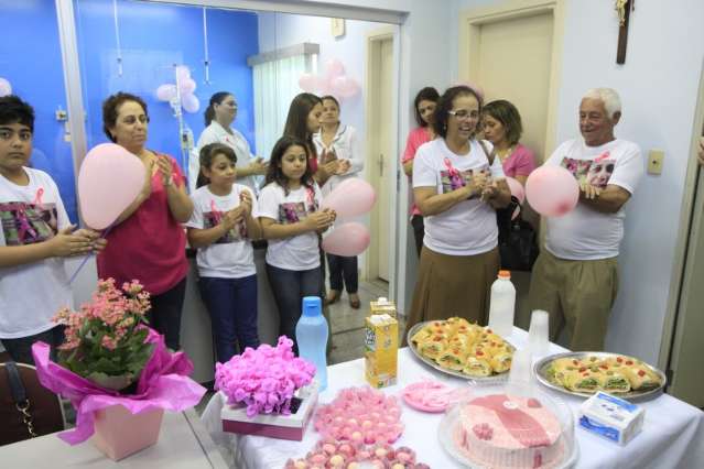 No dia da &uacute;ltima quimioterapia, festa no hospital comemora nova chance &agrave; vida