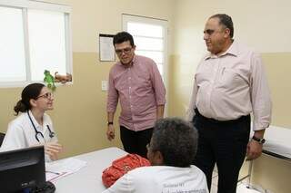 Gilmar Olarte, acompanhado de secretário de Saúde, disse que 300 concursados serão chamados esta semana (Foto: Marcelo Victor)