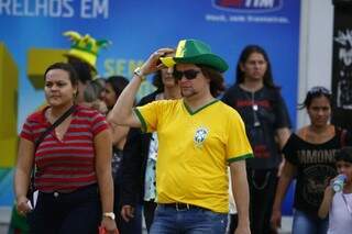 Torcedor pôs o chapéu na cabeça nas cores do Brasil (Foto: Cleber Gellio)