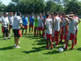 Técnico Cláudio Roberto conversa com  jogadores em treino no CT do clube (Foto: Divulgação)