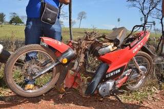 Moto que era pilotada por mulher de 20 anos ficou destruída após ser atingida por avião (Foto: Léo Veras/Porã News)