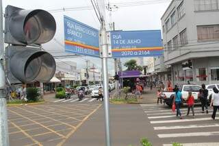 No cruzamento da Rua Barão do Rio Branco com a Rua 14 de Julho o semáforo para pedestre não funciona. (Foto: Alan Nantes)