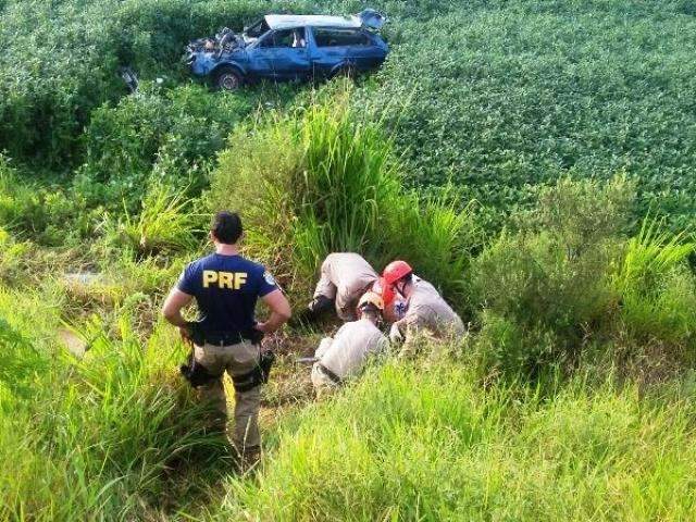 Homem &eacute; socorrido em estado grave ap&oacute;s capotar com carro furtado 
