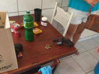 Arma e munições que o suspeito havia escondido na residência. (Foto: Divulgação/Polícia Municipal) 