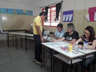 Prefeito Marquinhos Trad (PSD) durante votação na escola. (Foto: Izabela Sanchez).