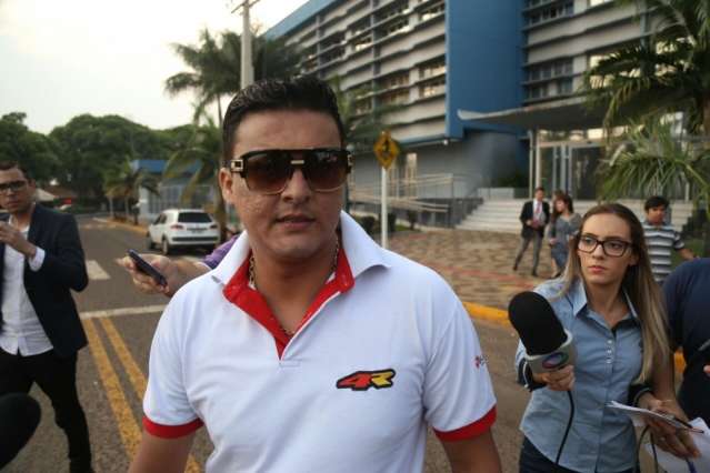 Candidato nega den&uacute;ncia e diz estar sendo extorquido por empres&aacute;rio