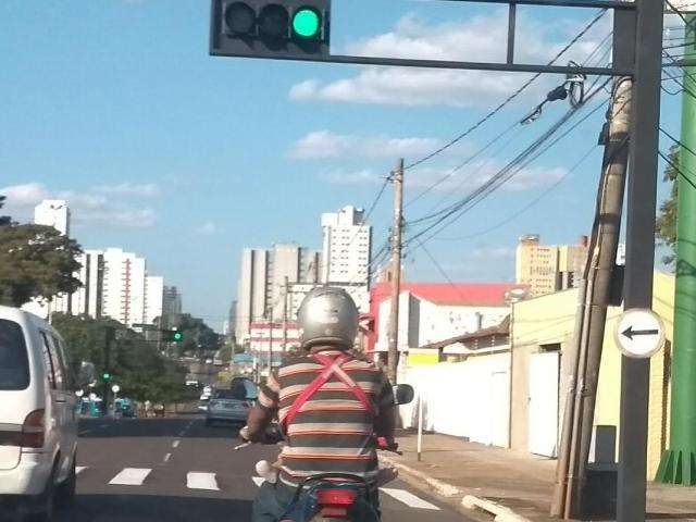 Leitor flagra motociclista transportando beb&ecirc; em &quot;canguru&quot; e filma com celular