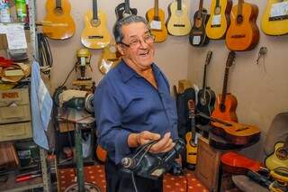 A loja na Dom Aquino já tem mais de 10 anos, durante esse tempo, Acir já restaurou milhares de instrumentos. (Foto: Paulo Francis)  