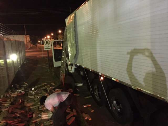 Caminhoneiro se contradiz e c&atilde;o farejador encontra 1 tonelada de maconha