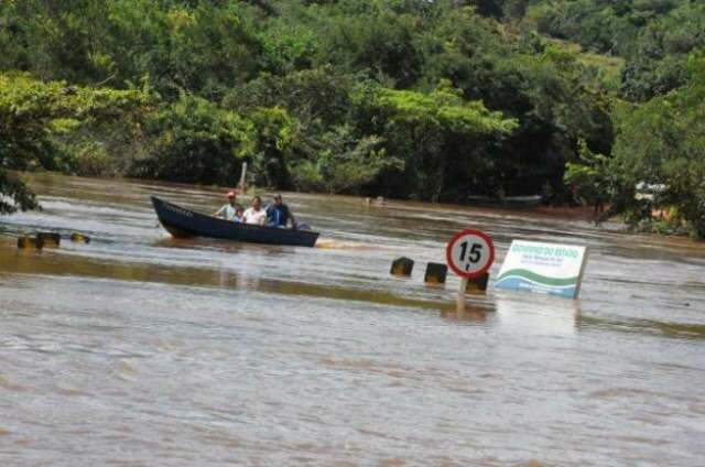  Mais de 2 mil fam&iacute;lias ficam isoladas em Nova Andradina e Ribas do Rio Pardo