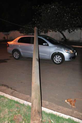  Poste de madeira cai sobre ve&iacute;culo no bairro Guanandi em Campo Grande 