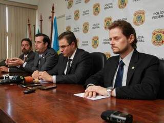 Delegado da Polícia Federal Cleo Mazzotti (segundo da esquerda para direita) fala sobre a operação junto com dirigentes de órgãos que auxiliaram nas investigações (Foto: Marcos Ermínio)